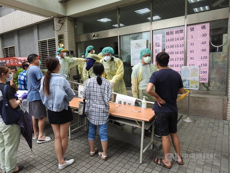 新北市18日新增106例本土個案,又以中和區最多。市長侯友宜表示,將在鄰近中和地點再增設一社區篩檢站。圖為17日民眾至新北聯醫板橋院區社區篩檢站索取號碼牌。(中央社檔案照片)