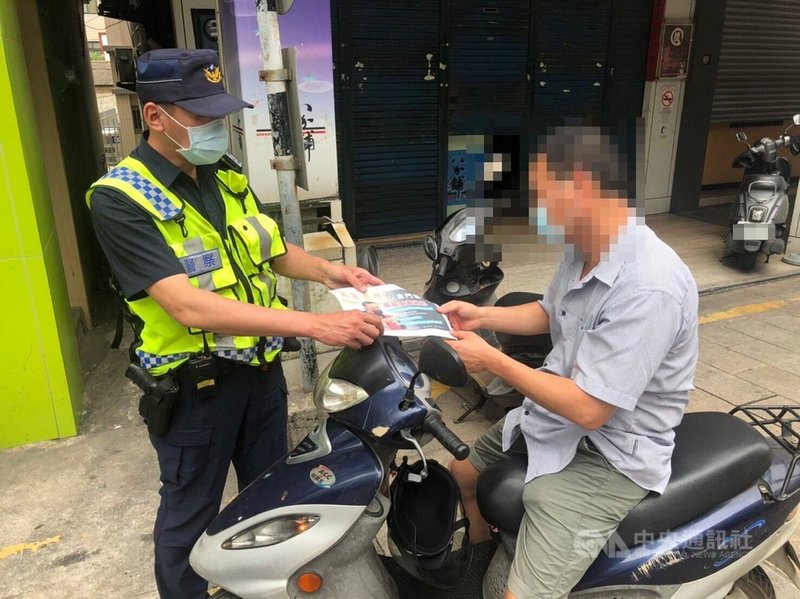 疫情升溫,金門縣政府18日起對民眾外出強制配戴口罩強力執法,員警在車站、傳統市場等處加強宣導,希望防止疫情擴散。(金門縣警察局提供)中央社記者黃慧敏傳真 110年5月18日