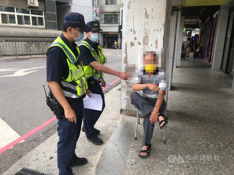 金門縣政府15日宣布防疫新措施,規定民眾外出一定要配戴口罩等,並從18日起對民眾外出強制配戴口罩強力執法,針對人潮密集的車站、傳統市場等處加強宣導。(警方提供)中央社記者黃慧敏傳真 110年5月18日