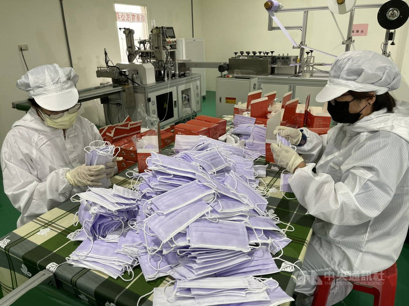 金門首家醫療口罩工廠負責人陳澤林18日表示,自家生產的口罩以金門民眾為優先,目前一天最高可生產10萬片,未來計畫賣到台灣、國外,等小三通復航可能再進軍中國。(陳澤林提供)中央社記者黃慧敏傳真 110年5月18日