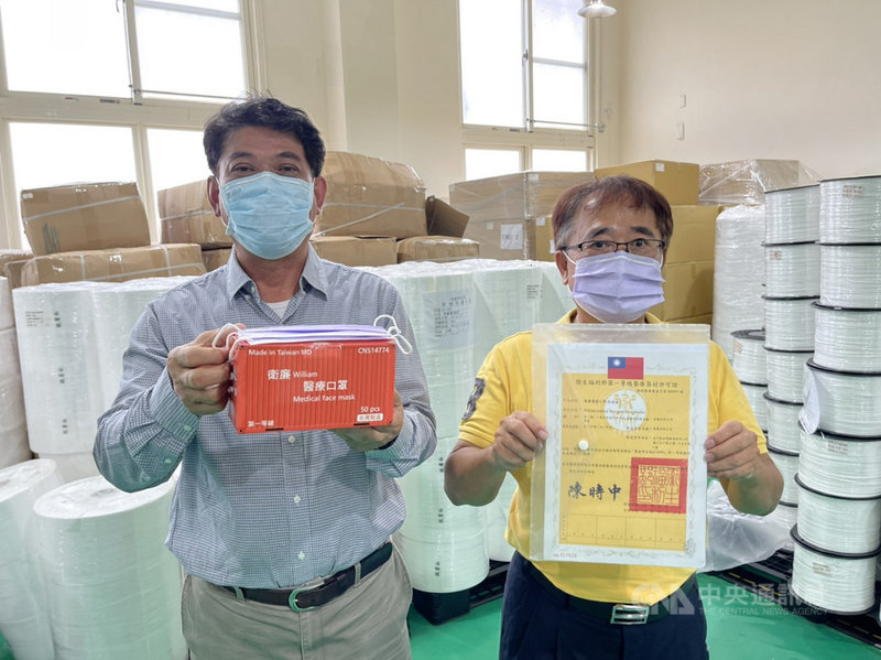 以前曾在中國經營機械工廠的陳澤林(右),去年決定在金門縣金湖鎮開設口罩工廠,領取許可證後18日正式生產開賣,金湖鎮長陳文顧(左)也專程到工廠為他打氣。(陳澤林提供)中央社記者黃慧敏傳真 110年5月18日
