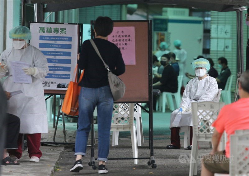 台大醫院院長吳明賢18日呼籲,民眾如輕症或無症狀請到社區採檢站,勿衝急診耗費醫療資源。圖為北市和平醫院快篩站。(中央社檔案照片)