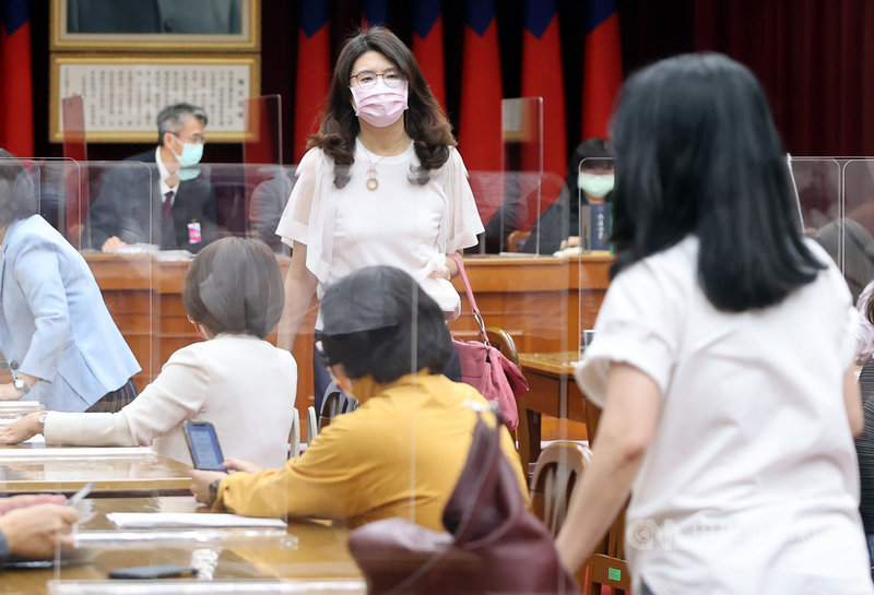 立法院18日召開修憲委員會第一次全體委員會議,以推舉的方式選出5席召委,分別是民進黨立委管碧玲、周春米、鍾佳濱,以及國民黨立委鄭麗文(中)、李貴敏。中央社記者鄭傑文攝 110年5月18日
