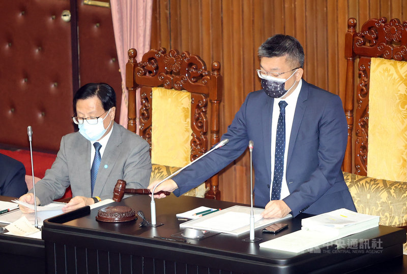 立法院副院長蔡其昌(右)18日敲槌三讀修正通過住宅法部分條文,明定調高社宅提供弱勢者的比率,由現行的30%提高到40%。屋主參加社宅包租代管,每屋每月租金收入免稅額度,由現行的不得超過新台幣1萬元,擴增到1萬5000元。中央社記者鄭傑文攝 110年5月18日