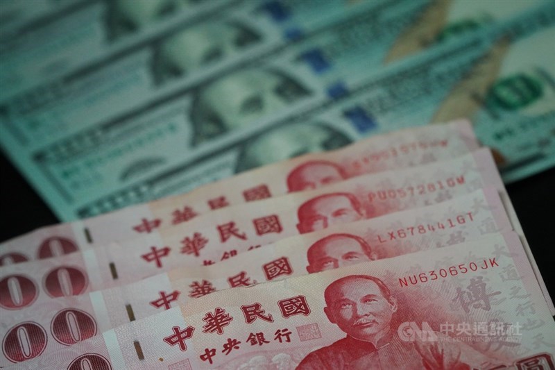 台股18日反彈勁揚792.09點,創史上單日最大漲點,外資買超新台幣221.34億元,集中在權值電子股及金融股。(中央社檔案照片)