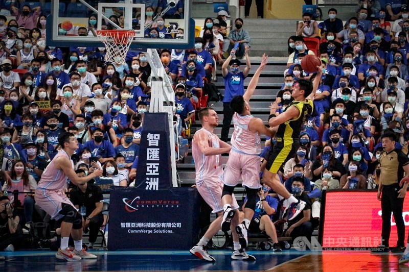 P. LEAGUE+台北富邦勇士隊(粉色球衣)9日在總冠軍賽第2戰奪勝,把系列賽比數扳成1比1平手。中央社實習記者江愷庭攝 110年5月9日