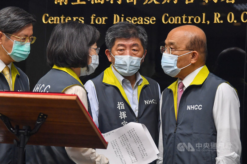 總統蔡英文(左2)、行政院長蘇貞昌(右)18日上午共同前往中央流行疫情指揮中心視察,與指揮官、衛福部長陳時中(右2)及專家諮詢小組召集人張上淳(左)交換意見。中央社記者鄭清元攝 110年5月18日