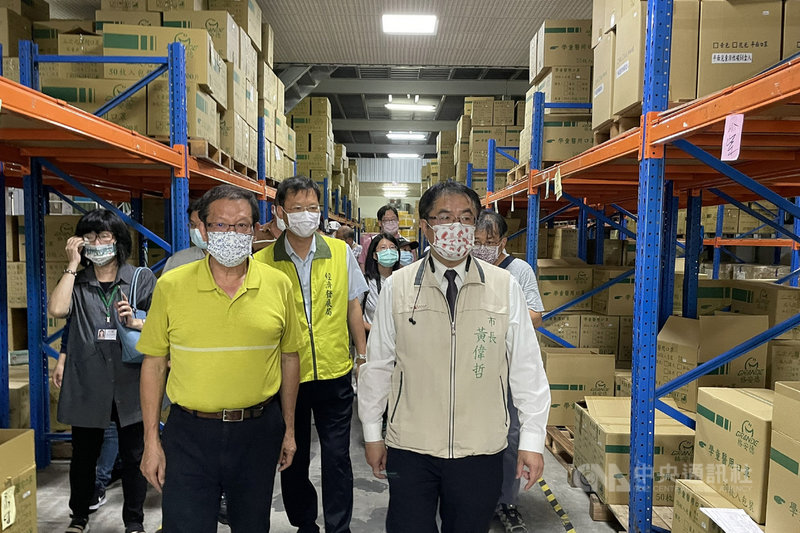 台南市長黃偉哲(前右)18日下午前往學甲區格安德工業公司視察,了解口罩產線運作情形,並呼籲民眾適量採買,不要囤積,目前國內產能都是充足的。中央社記者楊思瑞攝 110年5月18日