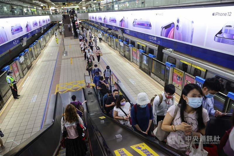 本土疫情升溫,台北捷運忠孝復興站17日上班時間通勤人潮大減,民眾搭乘手扶梯保持距離,月台上等車的人並不多。中央社記者謝佳璋攝 110年5月17日