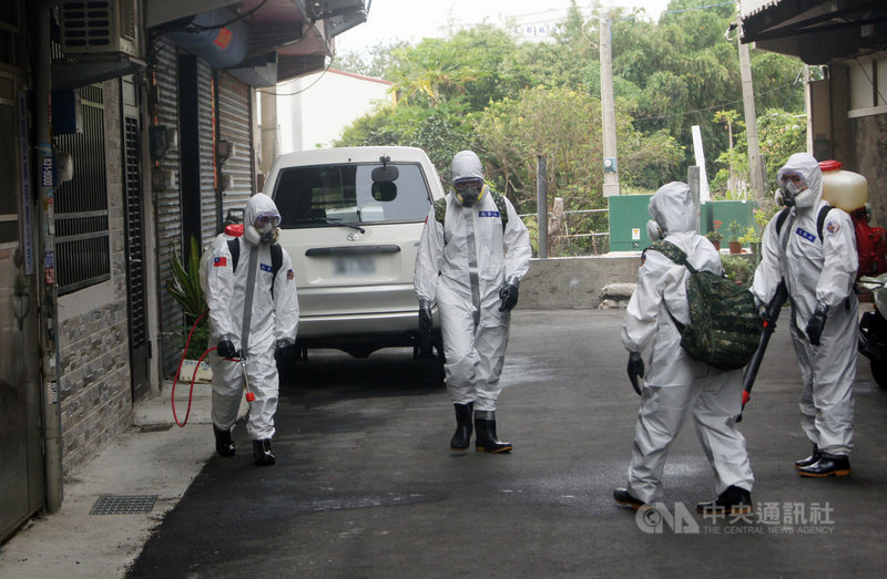 彰化縣武漢肺炎疫情持續延燒,18日再新增22例確診案例,縣府請國軍支援,在彰化溪湖鎮、埔心鄉及永靖鄉街道展開地毯式消毒;國軍弟兄全副武裝、協助噴消。中央社記者吳哲豪彰化攝 110年5月18日