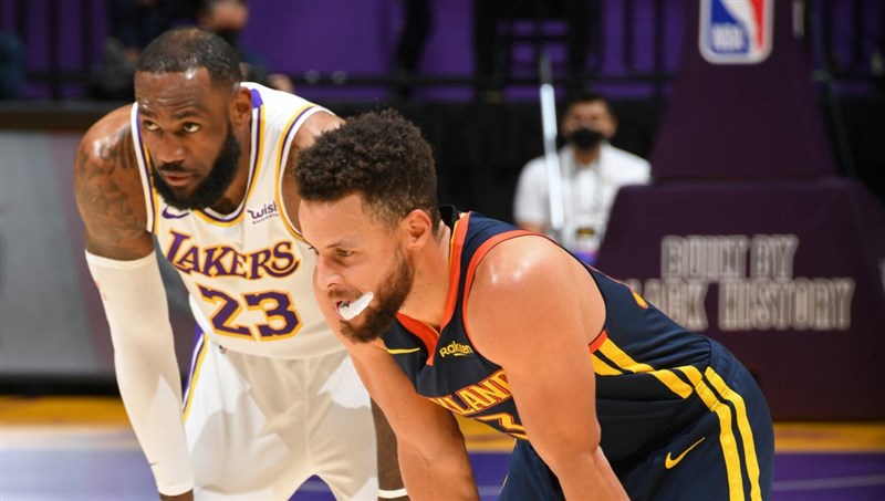 NBA柯瑞(右)、詹姆斯(左)率領的球隊再於季後賽正面交鋒,但這次的對決提前在附加賽,為附加賽增添不少看點。(圖取自twitter.com/NBA)