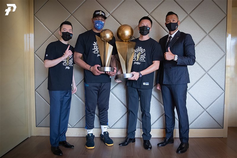 國內疫情升溫,P. LEAGUE+ 職籃聯盟18日宣布,經多次協商後,裁定台北富邦勇士隊為2020-21賽季總冠軍,富邦勇士領隊蔡承儒(左)、獲選總冠軍賽最有價值球員(FMVP)的洋將辛特力(左2)與聯盟執行長陳建州(右)等人開心合影。(P. LEAGUE+提供)中央社記者黃巧雯傳真 110年5月18日