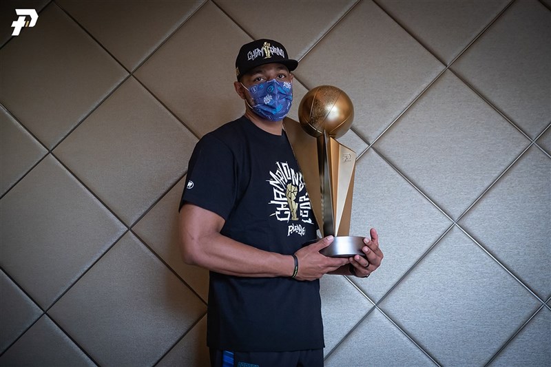 國內疫情急遽升溫,P. LEAGUE+ 職籃聯盟18日宣布,裁定目前總冠軍賽以3比1聽牌的台北富邦勇士隊為2020-21賽季總冠軍,陣中洋將辛特力則獲選為總冠軍賽最有價值球員(FMVP)。(P. LEAGUE+ 提供)中央社記者黃巧雯傳真 110年5月18日