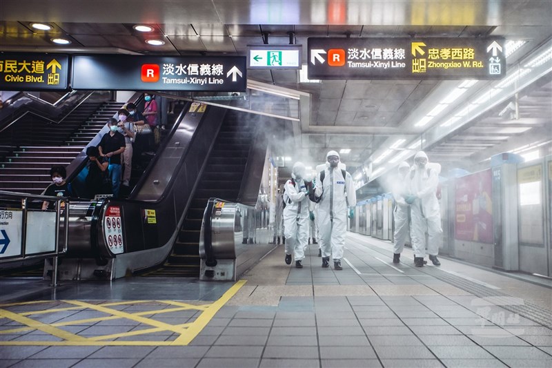 陸軍33化學兵群18日前往台北市捷運站實施消毒,盼透過大範圍消毒防堵病毒擴散。(軍聞社提供)中央社記者鍾佑貞傳真 110年5月18日