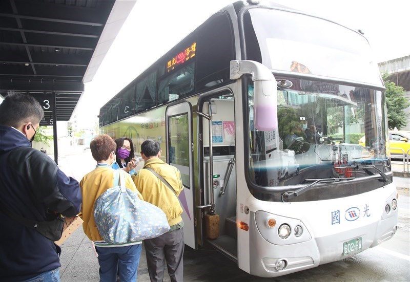 疫情升溫,部分客運業者宣布採實聯制,如果旅客不願配合就無法搭車。(中央社檔案照片)