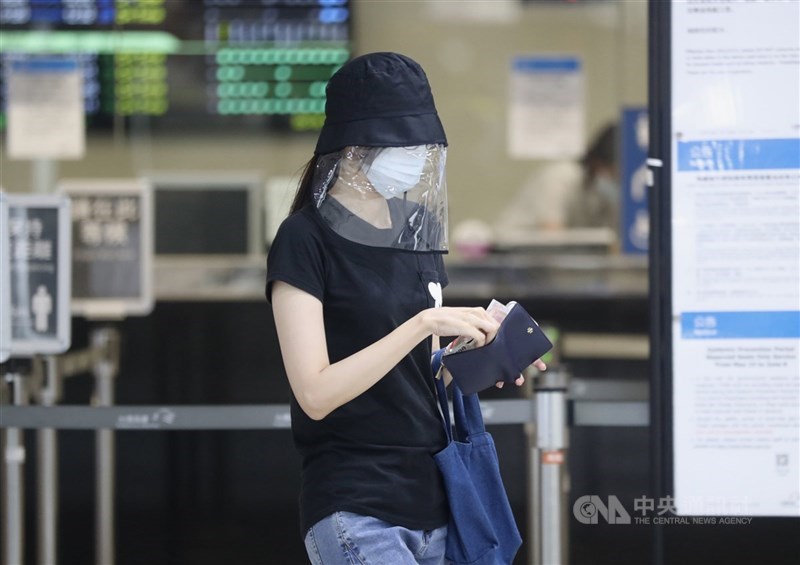 國內武漢肺炎疫情升溫,雙北市升級成第三級防疫警戒,民眾出門防疫也升級,除了戴口罩外,還加上透明防護面罩防止飛沫與病毒。中央社記者張皓安攝 110年5月18日
