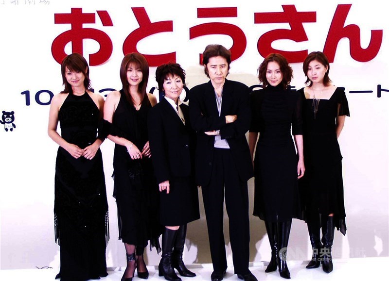 演員田村正和(右3)在日劇大戲「爸爸」中飾演老爸。圖為他與飯島直子(左2)和中谷美紀(右2)、廣末涼子(右1)、深田恭子(左1)2002年出席發表會。(中央社檔案照片)