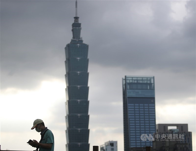國發會表示,若疫情6月底前控制住,對經濟成長率影響約為0.16個百分點。(中央社檔案照片)