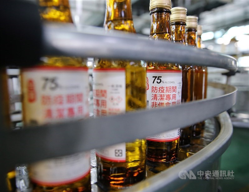財政部17日表示,即日起週一至週五早上9時,將於台酒110個營業所及門市,統一開賣300ml的75%防疫酒精,每人限購3瓶。(中央社檔案照片)