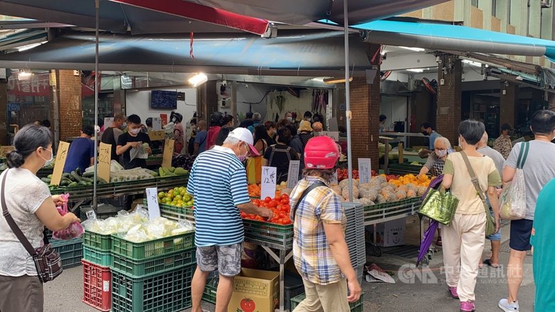 基隆市18日新增2例確診個案,其中一例5月間有14天前往基隆市南興市場(圖)買菜。市長林右昌宣布南興市場從中午12時起停市到30日凌晨0時。中央社記者王朝鈺攝 110年5月18日