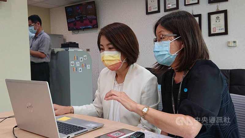 民進黨立委周春米(右2)18日在立法院資訊處人員的協助下,裝置遠端視訊及投票系統,並了解相關操作方式。中央社記者王揚宇攝 110年5月18日