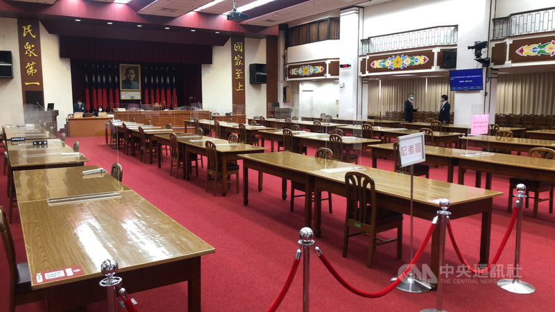 立法院強化防疫作為,委員會會議室除主席台、委員席及官員席外,記者席也架設隔板。中央社記者王承中攝 110年5月18日