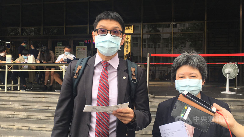 菱光科技監察人林久真(右)接獲小股東檢舉,指稱董事長黃育仁疑似未經董事會同意,花費逾新台幣1億元徵求東元電機股東會委託書,18日在律師陳誌泓(左)陪同下,向台北地檢署控告黃育仁涉嫌證交法特別背信等罪。中央社記者蕭博文攝 110年5月18日
