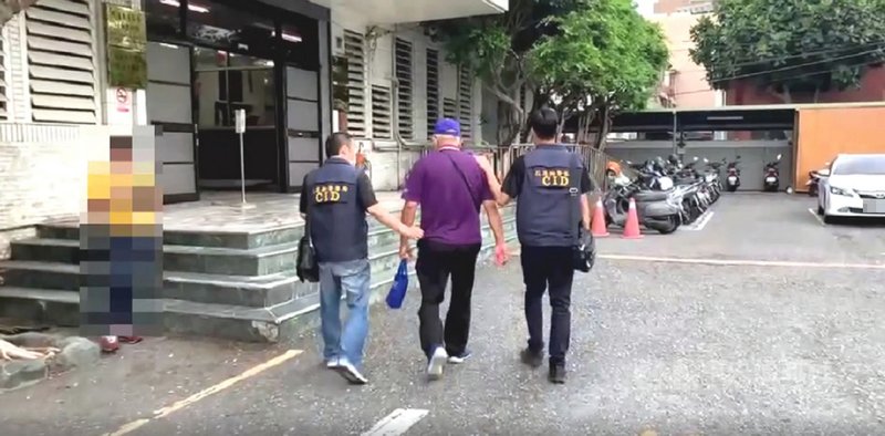 花蓮70歲林姓男子15日在通訊軟體散播「魏市長宣布,今天開始一路停止上課,6/8開始上課」、「確診者有到花蓮市和吉安鄉進香」等不實訊息,警方循線查獲林男到案,依法送辦。(花蓮縣警局提供)中央社記者張祈傳真 110年5月18日