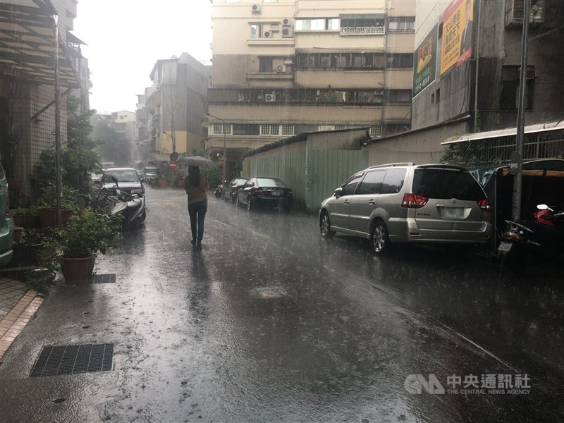 中央氣象局18日下午更新大雨特報,午後對流雲系發展旺盛,易有短時強降雨,大台北、基隆地區及宜蘭山區有局部大雨發生。中央社記者趙敏雅攝 110年5月18日