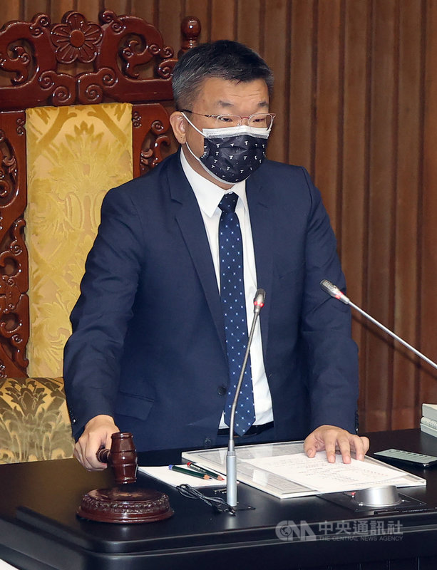 立法院會18日三讀修正通過預算法第62條之1條文,政府編列預算於網路媒體等辦理政策宣導及業務宣導,應明確標示其為廣告且揭示辦理或贊助機關、單位名稱,並不得以置入性行銷方式進行。圖為立法院副院長蔡其昌敲槌通過法案。中央社記者鄭傑文攝 110年5月18日