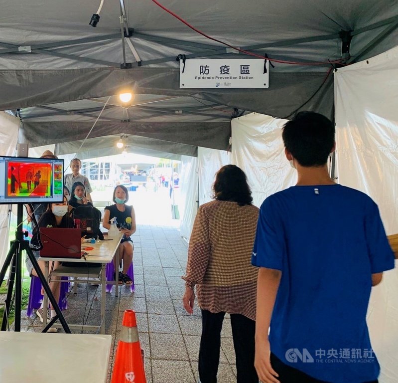 武漢肺炎(2019冠狀病毒疾病,COVID-19)疫情升溫,交通部觀光局東部海岸國家風景區管理處的服務據點、活動大多暫停或取消,「月光海音樂會」延期至7月22日開幕。圖為2020年月光海音樂會防疫情形。(東管處提供)中央社記者李先鳳傳真 110年5月18日