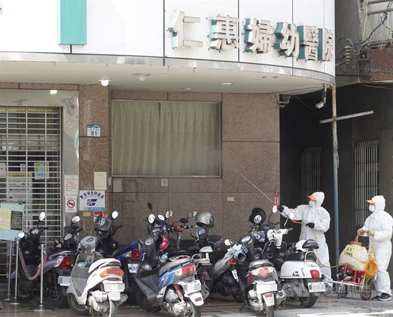 高雄市鳳山區仁惠婦幼醫院一名行政職員工17日晚上確診武漢肺炎(2019冠狀病毒疾病,COVID-19),院方漏夜執行清零專案。衛生局人員18日上午也前往消毒。中央社記者董俊志攝 110年5月18日