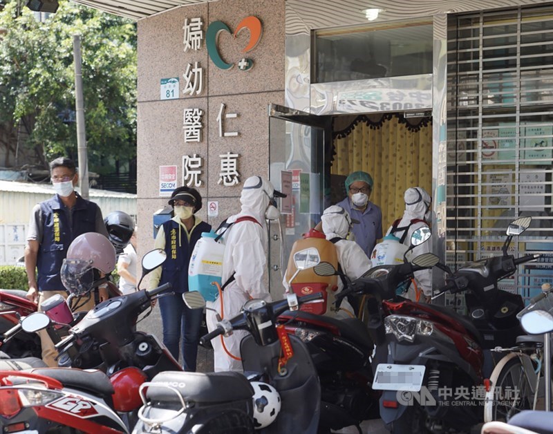 高雄市鳳山區仁惠婦幼醫院1名行政人員確診,高雄市執行清零計畫並執行第1圈94人採檢,市長陳其邁18日上午公布,已有1名護理師採檢結果為陽性,目前擴大第2、3圈人員採檢及疫調。圖為市府衛生局派員到醫院周遭加強清消。中央社記者董俊志攝 110年5月18日