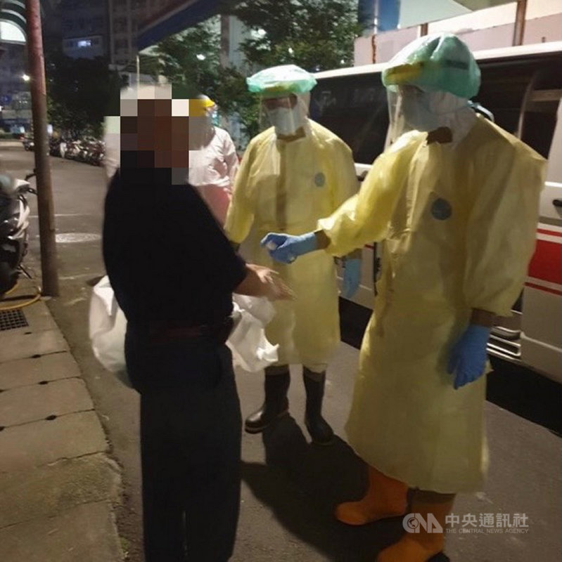 8旬老翁是逃亡12年的通緝犯,他日前到醫院篩檢後陽性反應失聯,警方經過多方查訪才得知老翁曾出現板橋區,經查證老翁到朋友租屋處借住,於是循線找上門,警消著全套防護裝備將老翁送往醫院隔離治療。(翻攝照片)中央社記者王鴻國傳真 110年5月19日
