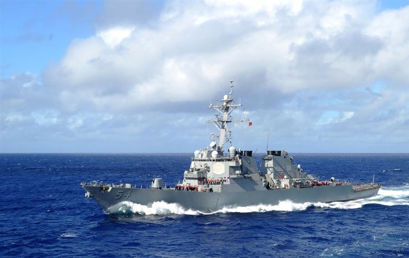 美國海軍勃克級飛彈驅逐艦「魏柏號」18日航行通過台灣海峽。(圖取自facebook.com/DDG54)