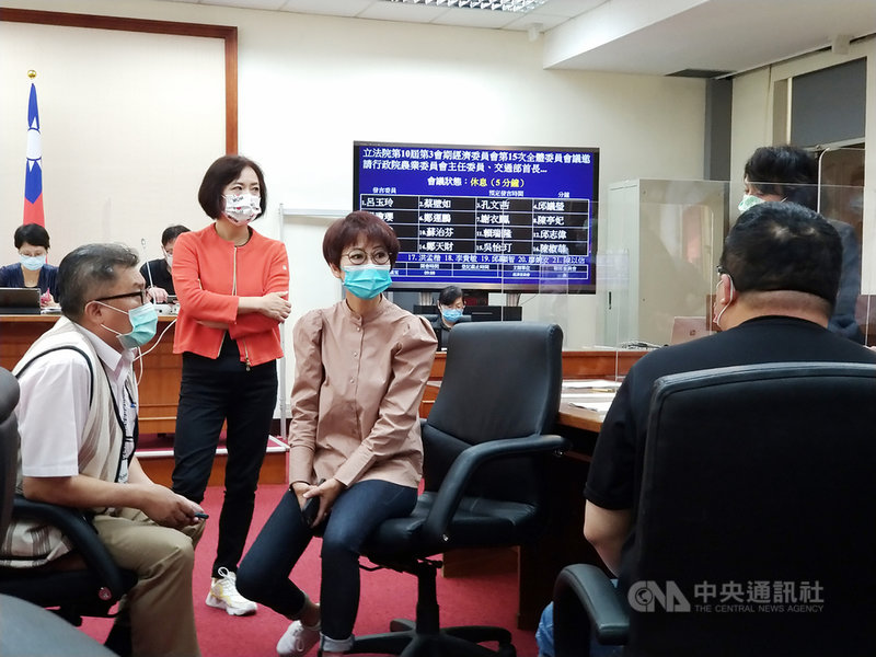 立法院經濟委員會19日原邀請農委會、交通部等各機關首長,針對三大議題列席報告,但在會議正式開始前朝野立委進行協商,認為現場人數太多,決定減少議題及與會單位。中央社記者張雄風攝 110年5月19日