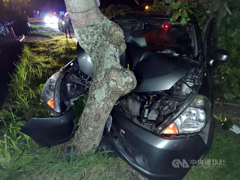 台東縣長濱鎮台11線上18日深夜有一台自小客車失控撞上路邊行道樹,車頭嚴重凹陷,車上一家人父母親分別受到輕重傷,後座的3小孩遭玻璃割傷受到驚嚇,駕駛黃女無酒駕。(警方提供)中央社記者盧太城台東傳真 110年5月19日