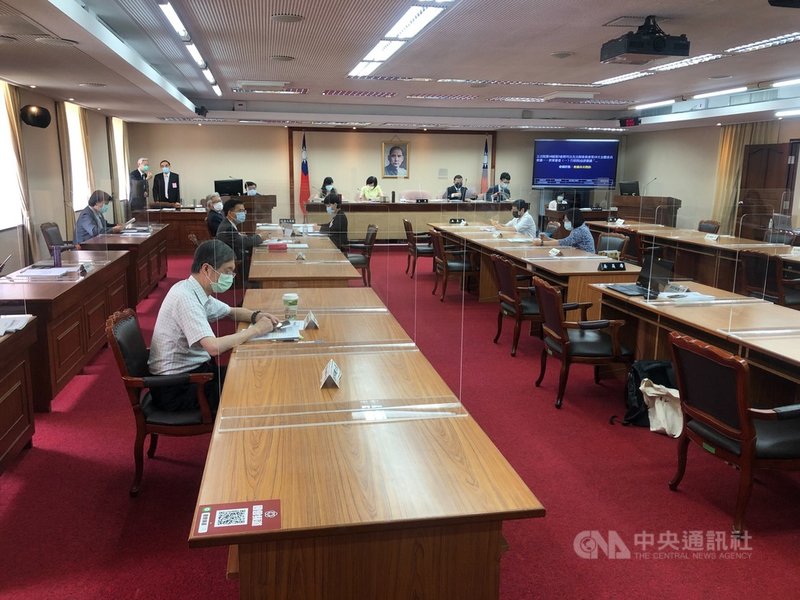 因應疫情,立法院各委員會會議室已完成隔板架設,座位採用梅花座的形式錯開,並限制入內人數。中央社記者王承中攝 110年5月19日