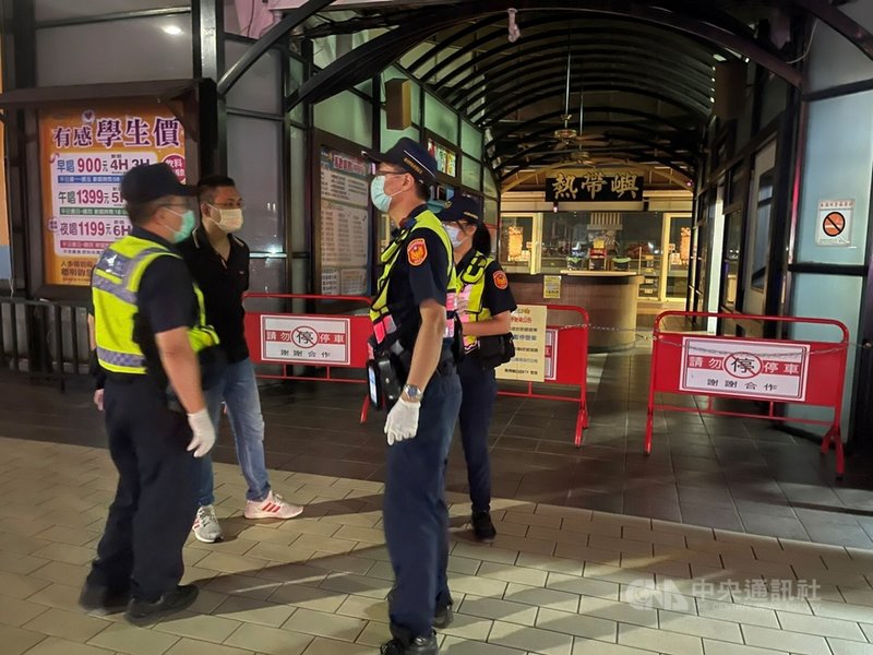 武漢肺炎(2019冠狀病毒疾病,COVID-19)疫情持續,據傳有台北市萬華區茶室女子流竄中南部、南投埔里等地,埔里警分局18日晚間突襲汽車旅館、小吃部、八大場所、護膚店等共28處,確認公告禁止營業場所無私下營業。(埔里警分局提供)中央社記者蕭博陽南投縣傳真 110年5月19日