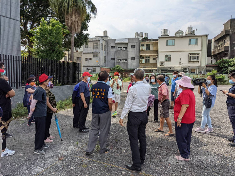 桃園市政府在桃園區軍備局土地設立社區篩檢站,19日遭民眾抗議篩檢站距離民宅太近,且設立前沒有先與地方溝通。(民眾提供)中央社記者葉臻傳真 110年5月19日