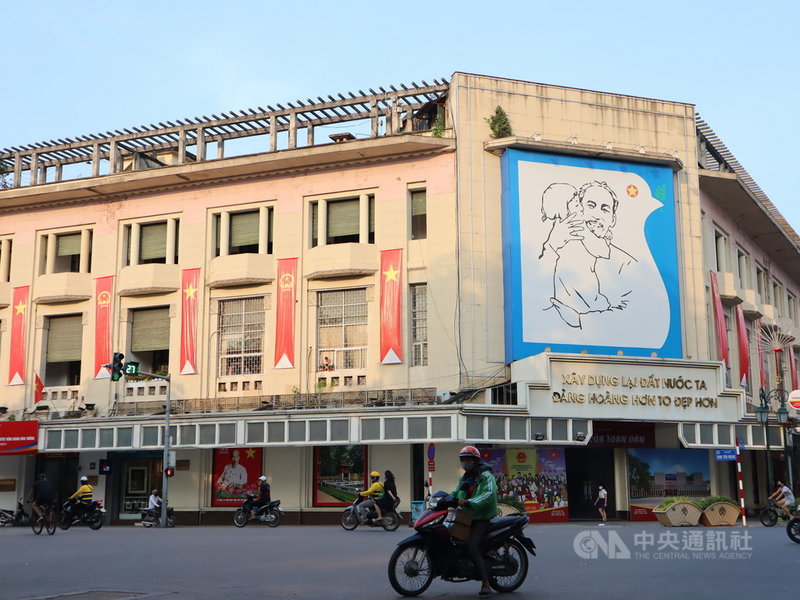 5月19日是越南國父胡志明的生日,河內街頭到處都可看見相關布置,慶祝他131歲冥誕。中央社記者陳家倫河內攝 110年5月19日