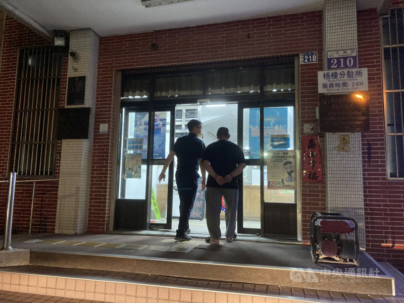 台中市梧棲區施姓男子18日在網路發文,宣稱曾去過萬華賣水果沒戴口罩、還跑去梧棲好多酒店送水果、已有3名小姐確診等內容。清水警分局循線逮補施男,19日依法移送偵辦。(民眾提供)中央社記者趙麗妍傳真 110年5月19日