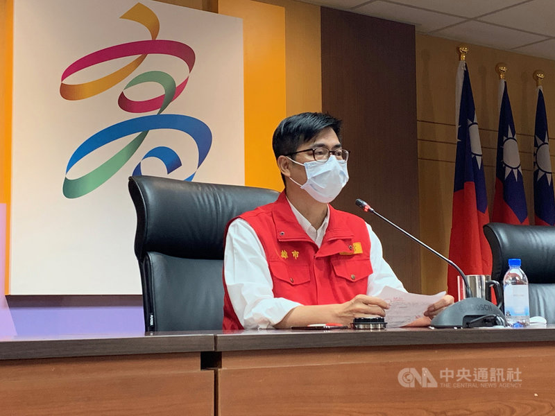 中央流行疫情中心19日宣布全國疫情警戒升至第三級至28日,高雄市長陳其邁宣布,20日起實彈性上班,時間從上午7時到10時,居家上班以三分之一為原則。中央社記者王淑芬攝 110年5月19日