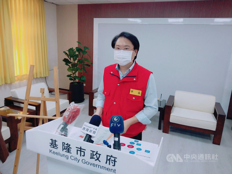 基隆市政府19日下午舉行記者會,市長林右昌(圖)表示,案2305為50多歲女性,她曾於10日晚間在「德義里民活動中心」唱歌,市府已匡列15名當天一起唱歌的民眾居家隔離。中央社記者王朝鈺攝 110年5月19日