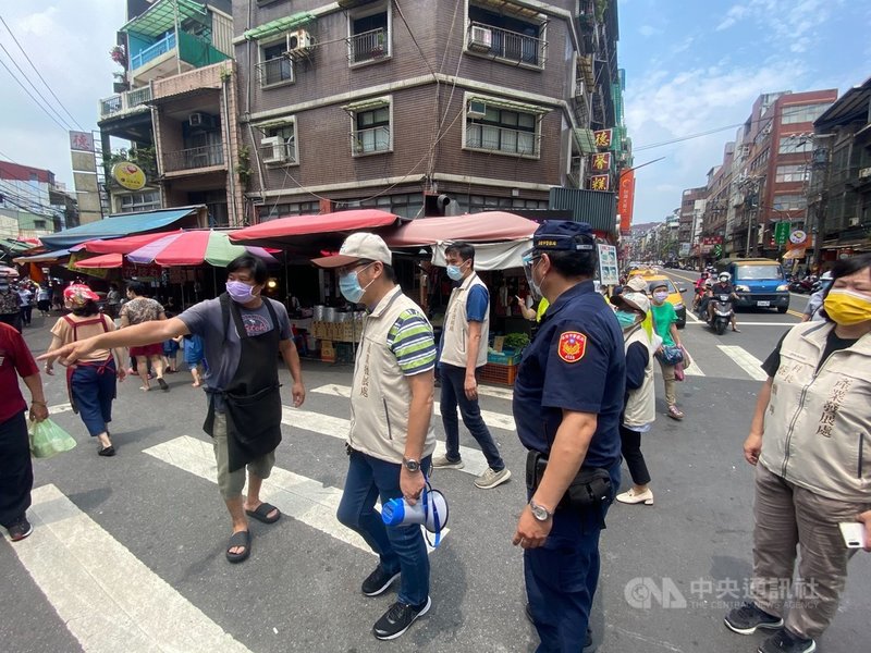 基隆市警察局第四分局19日配合市府產業發展處、安樂區公所前往安樂市場執行戴口罩宣導和巡查勤務,發現6名民眾未戴口罩,將依法開罰。(基隆市警局提供)中央社記者王朝鈺傳真 110年5月19日