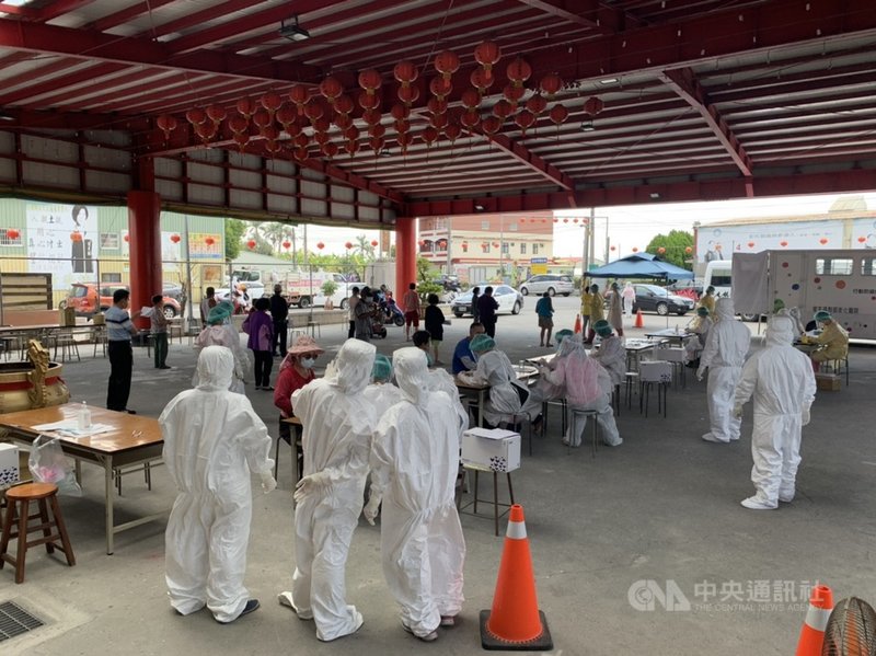 由於確診者分布及足跡所致,彰化縣溪湖鎮可說成為重災區,溪湖湳底社區19日起啟動行動快篩站,上午採檢170人,狀況順利。(民眾提供)中央社記者蕭博陽彰化縣傳真 110年5月19日
