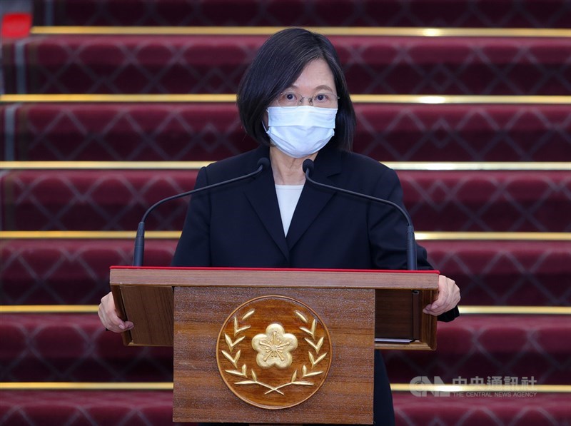 總統蔡英文(圖)19日表示,上午聽取行政院長蘇貞昌、中央疫情指揮中心指揮官陳時中報告,決定全國提升至第三級警戒,用一致標準共同防疫。(中央社檔案照片)