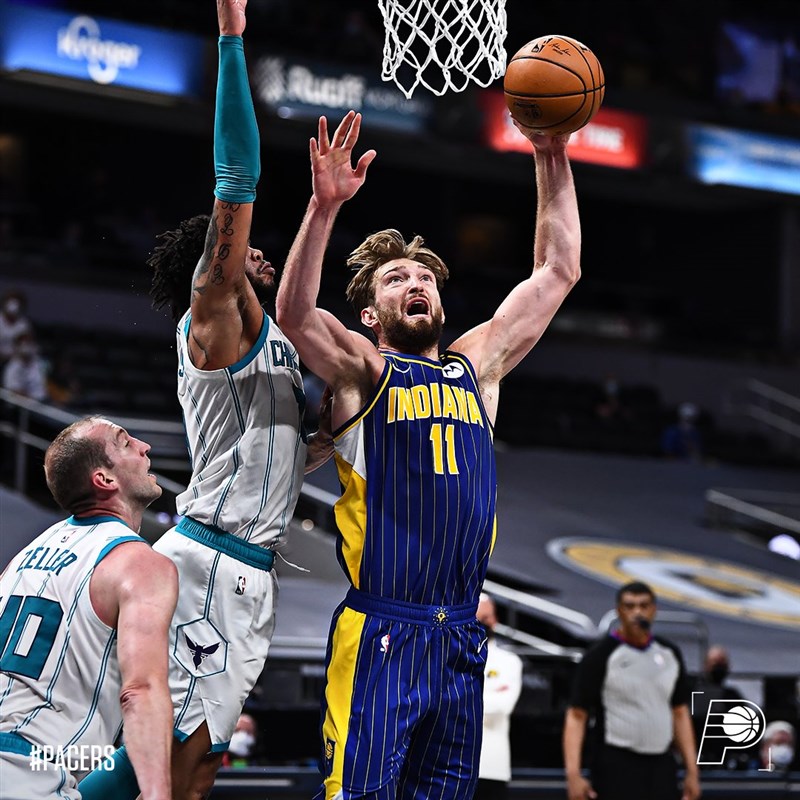 美國職籃NBA印第安納溜馬的沙波尼斯(前右)18日拿到14分、21籃板、9助攻的準大三元成績,助球隊以144比117轟垮夏洛特黃蜂。(圖取自twitter.com/pacers)