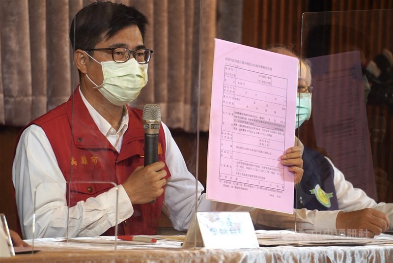 武漢肺炎疫情增溫,高雄市防疫進入準三級階段,不過仍有民眾面對嚴肅的防疫問題掉以輕心,高雄市長陳其邁(左)19日宣布,如果民眾不戴口罩,授權各局處依法逕行開罰。中央社記者董俊志攝 110年5月19日