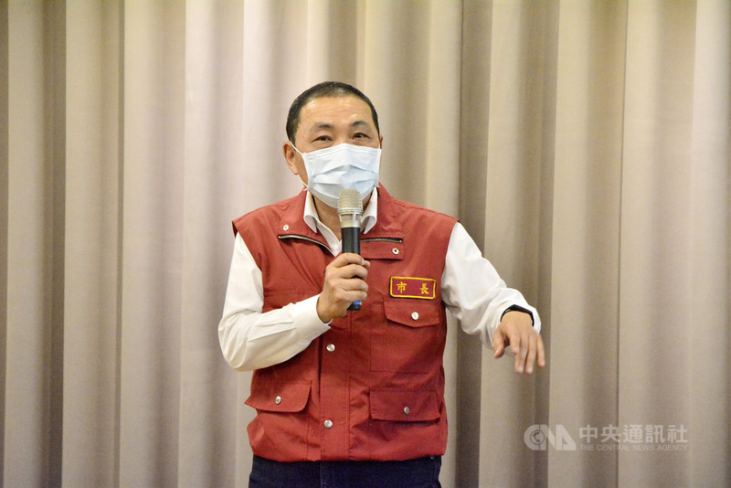 新北市長侯友宜(圖)19日在防疫會議後記者會表示,確診者足跡涉及量販店等多處人潮密集處,公園與市場「該封就要封」,傳統市場則增加稽查強度盼業者配合。中央社記者黃旭昇新北攝 110年5月19日